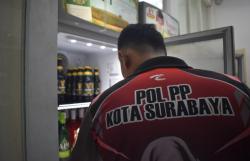 Satpol PP Surabaya Gencarkan Razia Miras Ilegal, Dua Toko Bandel Kembali Disegel