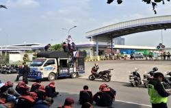 Demo Ribuan Buruh Lumpuhkan Jalan Kawasan MM2100 Bekasi, Warga dan Pengendara Kena Imbas!
