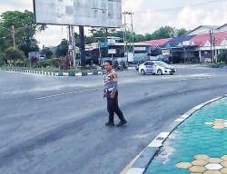 Dua Pengendara Motor Terjatuh Akibat Tumpahan Solar di Jalan RTA Milono Palangka Raya