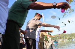 Kenang Jasa Pahlawan Pada Hari Bhayangkara Ke 79, Polisi di Pidie Jaya Aceh Tabur Bunga di Laut