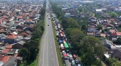 Keluh Kesah Pengendara Mobil Terjebak Macet Berjam-jam di Tol Semarang Imbas Demo Sopir Truk