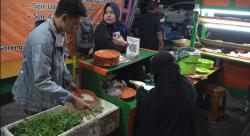 Makan Malam Makin Seru! Warung Hits di Cilegon Ini Sajikan Ceker Tanpa Tulang dan Sambal Bebas Ambil