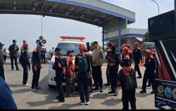Tegang! Aksi Demo Buruh di Kawasan MM2100 Bekasi Adang Ambulans Bawa Pekerja yang Sakit