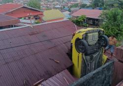 Heboh! Mobil Nyungsep di Atap Rumah Warga Martadinata Balikpapan