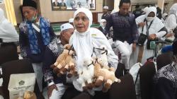 Jemaah Haji Embarkasi Solo Bawa Pulang Oleh-Oleh Boneka Unta, Habis Belasan Juta Rupiah