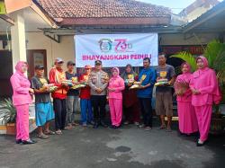 Sambut Hari Bhayangkara ke-79, Polsek Bandarkedungmulyo Bagikan Sembako, Warga: Bilang Begini