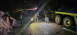 Daihatsu Terios Ringsek Tertimpa Truk Tronton di Sukabumi, Satu Tewas Terjepit