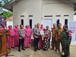 Kebahagiaan Mak Turseni Terpancar Usai Dibangunkan Rumah Layak Huni oleh Polres Subang