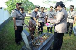 Polres Inhu Gelar Tabur Bunga di TMP, Wujudkan Patriotisme Polri untuk Masyarakat