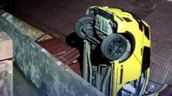 Viral Kecelakaan di Balikpapan, Mobil Nyangkut di Atap Rumah Warga
