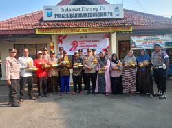 Warga Bandarkedungmulyo Jombang Senang Dapat Sembako Polisi, Alhamdulillah Ini Rezeki Buat Kami