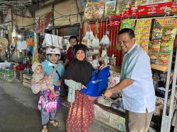 Peduli Lingkungan, Karyawan BPJS Ketenagakerjaan Samarinda Bagikan Ratusan Tas Belanja di Pasar