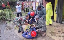 Petugas Damkar Depok Terluka saat Evakuasi Pohon Tumbang di Beji