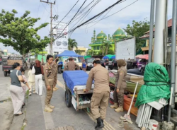 Buat Semerawut Jalan, Satpol PP Kobar Tertibkan PKL & Lahan Parkir di Pasar Indra Sari