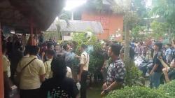 BREAKING NEWS Pendukung Saling Lempar Helm, Pemilihan Gubernur BEM Fakultas Hukum UNJA Ricuh