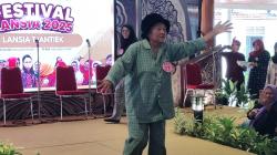 Ratusan Nenek di Kediri Bergaya di Atas Catwalk Dalam Fashion Manula