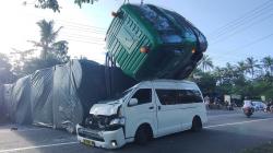 Kelebihan Muatan Truk Trailer Mundur dan Terguling Timpa Minibus Hingga Ringsek di Boyolali