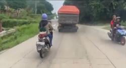 Warga Lebak Resah! Truk Pasir Nekat Beroperasi Siang Hari, Bahayakan Nyawa