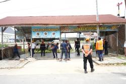 KAI Bongkar Warung Ilegal di Atas Lahan Stasiun di Labura 