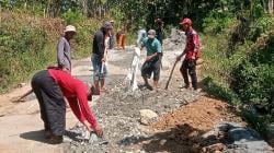 Jalan Rusak di Cianjur Selatan Diperbaiki Secara Patungan Karena Tak Kunjung Diperbaiki Pemkab
