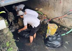Hotel Santika Gresik Lakukan Aksi Nyata, Jaga Lingkungan dari Gorong-Gorong hingga Pantai