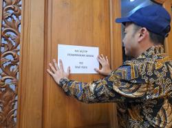 Wali Kota Solo Tempel Pengumuman di Kantornya 