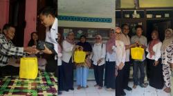 Nyaah Ka Sepuh, Diskominfo Kota Tasikmalaya Salurkan Bantuan untuk Lansia dan Anak Stunting
