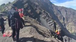 Evakuasi WNA Brasil di Rinjani, Relawan SAR Menginap di Jurang 600 Meter Bersama Jasad Korban