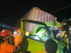 Truk Rem Blong di Kemranjen, Tim SAR Banyumas Evakuasi Korban Tewas Terjepit