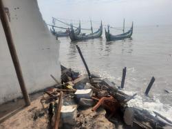 Cuaca Buruk, Dua Rumah Rusak Dihantam Gelombang Pantai