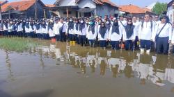 Penyerahan SK PPPK Pemalang Digelar di Lokasi Banjir Rob, Simbol Kepedulian terhadap Lingkungan