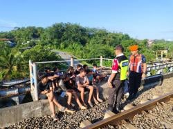 KAI Daop 5 Purwokerto Imbau Anak dan Remaja Tak Bermain di Rel Kereta Api Saat Libur Sekolah
