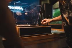 Svvara Perkenalkan V100, Turntable untuk Pecinta Musik Analog Era Modern