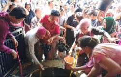 Tradisi Mandi Air Sumur Keramat saat Jumat Kliwon di Masjid Pusaka Dermayu, Ada Sejak Ratusan Tahun