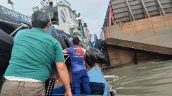 Viral, Tongkang Blue Shapire Tabrak Tiang Pengaman Jembatan Emas