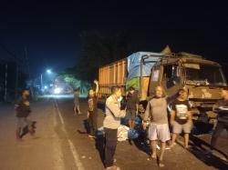 Mengantuk Saat Berkendara, Pemuda Surabaya Tewas Tabrak Truk