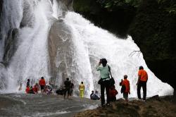 Menikmati Segarnya Air Terjun Bantimurung
