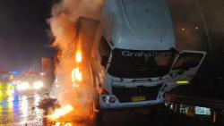 Truk Ekspedisi Terbakar di KM 221 Tol Kanci–Pejagan, Lalu Lintas Sempat Terganggu