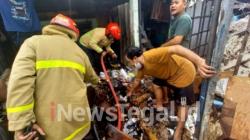 Rumah Sarat Barang Bekas Dihuni Seorang Kakek Terbakar