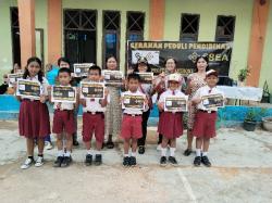 Wajah Ceria Ratusan Siswa Sekolah Tunas Indonesia Terima Bantuan Buku Tulis