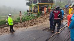 Hujan Deras Picu Longsor di Cilawu Garut, Akses Jalan Tertutup Material