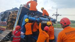 Kecelakaan Truk Bermuatan Kayu di KM 261 Tol Pejagan, Dua Korban Berhasil Dievakuasi Tim SAR