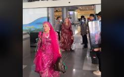 Viral ! Jamaah Haji Pulang Pakai Outfit Germerlap, Netizen: Hajjah Princess