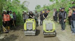 Viral! Aksi Kapolres dan Bupati Jombang Turun Langsung Urug Jalan Rusak di Plandaan