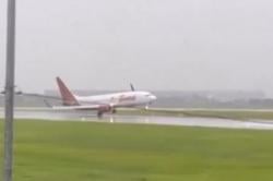 Waduh! Cuaca Buruk  Pesawat Batik Air Nyaris  Tergelincir di Soetta, Ini Penjelasan Resmi Maskapai