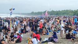 Ramai Gila! Pangandaran Diserbu Wisatawan, Libur Panjang Bikin Laut Jadi Lautan Manusia