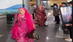 Viral Jamaah Haji Tiba di Tanah Air Pakai Outfit Germerlap, Mirip Peragaan Busana 