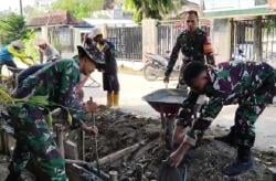 Talud Jalan di Sumurgede Rusak, Warga Dan Anggota Koramil Godong Sat Set Lakukan Perbaikan