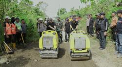 Momen Kapolres Jombang Dan Bupati di Kedungdendeng, Kompak Urug Jalan Rusak dengan Kendaraan Berat