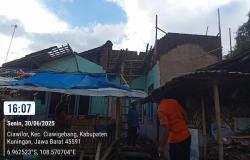 Hujan Deras Disertai Angin Kencang Sebabkan Atap Rumah Ambruk di Ciawilor, Kuningan